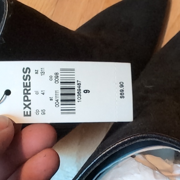 Express Women's faux-suede ankle boots - Picture 5 of 5